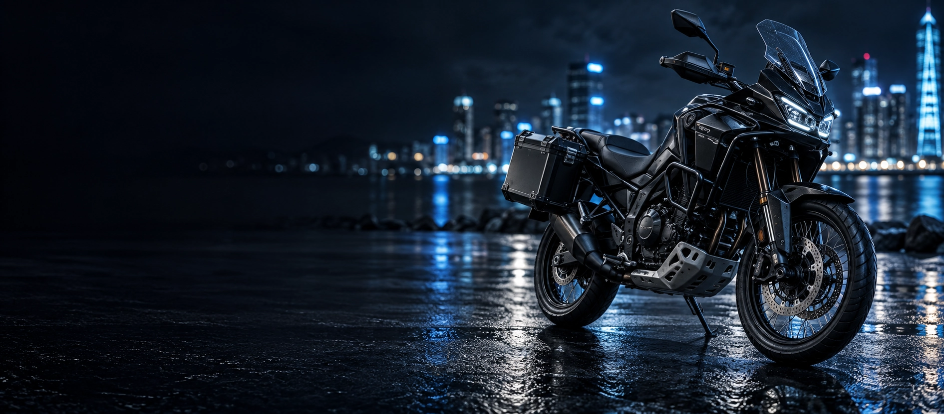 Motor adventure dengan detail biru di tepi kota