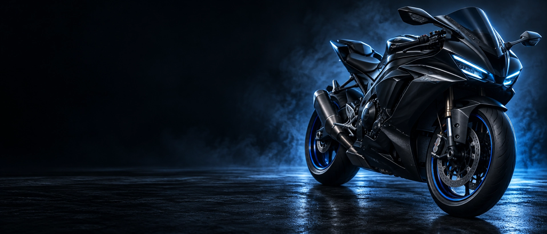 Motor sport hitam dengan aksen biru